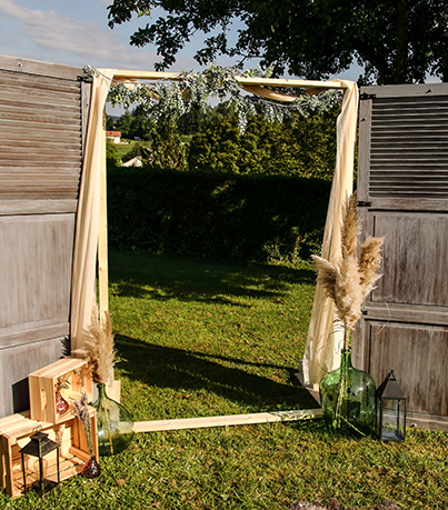 Arche Rectangulaire avec Volets en Bois